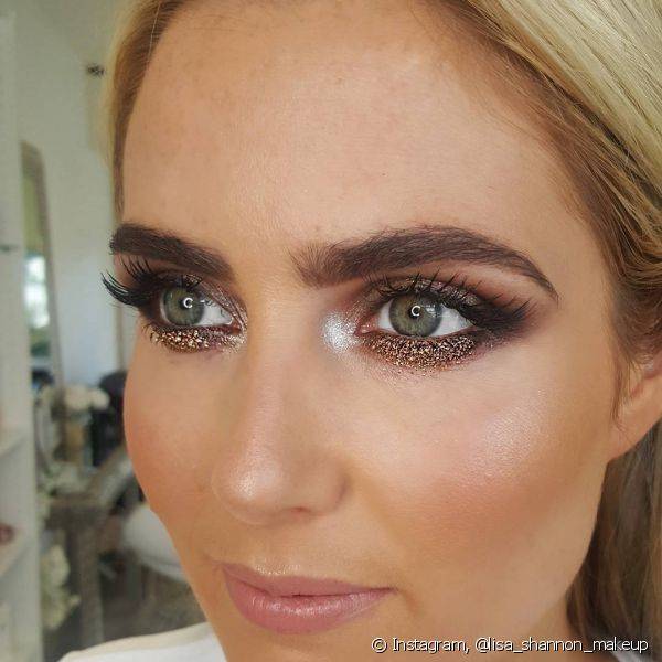 O glitter na linha inferior dos olhos tamb?m ? uma alternativa para deixar a make afiada e poderosa (Foto: Instagram @lisa_shannon_makeup)